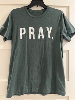 PRAY Graphic Tee in Forest Green